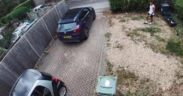 Vrouw parkeert op eigen oprit, maar vergeet dat haar man ook een auto heeft (video)