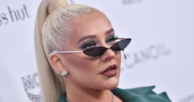 Christina Aguilera poseert halfnaakt: “Iconisch” (foto’s)