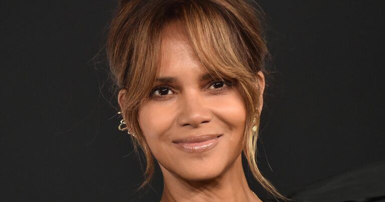 Halle Berry trekt aandacht met diep uitgesneden outfit: “Tijdloze schoonheid” (foto’s)