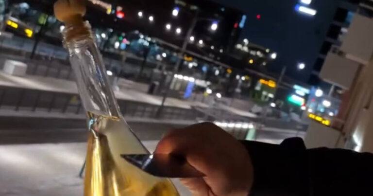 Man probeert fles schuimwijn te sabreren, maar zo moet het dus NIET (video)