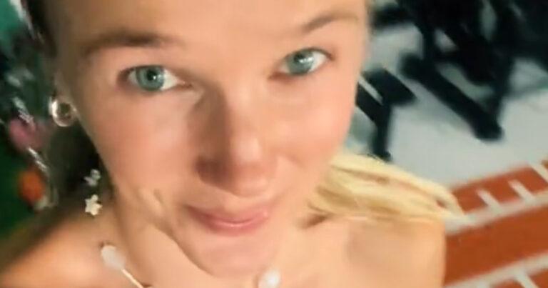 Influencer in fitness aangesproken op outfit: “Sommigen vinden het ongepast” (video)