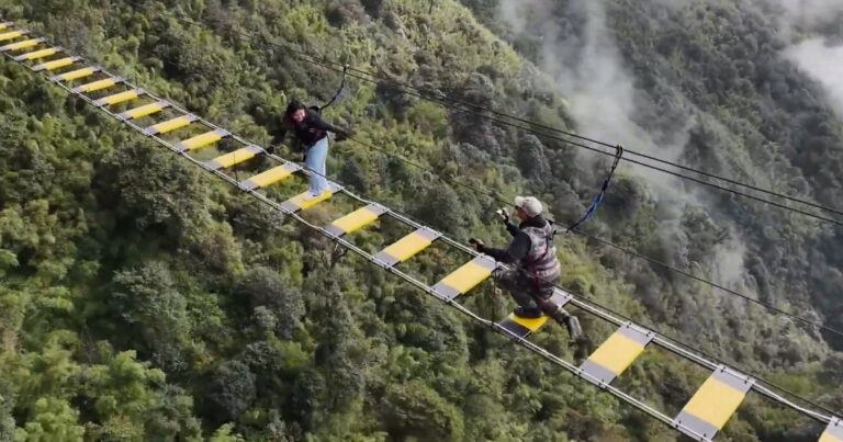 Man doet huwelijksaanzoek op wel héél gedurfde plek (video)