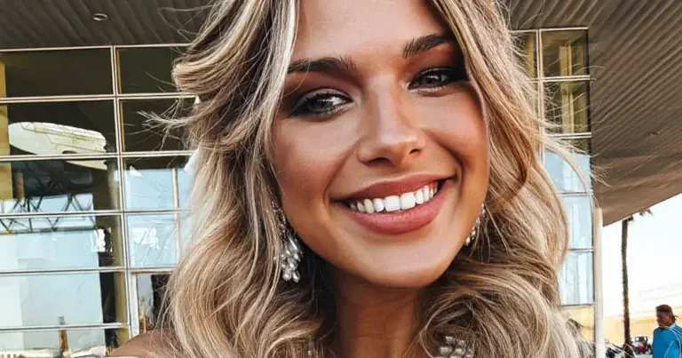 Zwangere Amy Courtens toont bolle buik in bikini: “Zo mooi!” (foto)