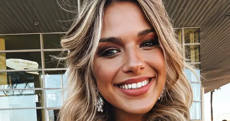 Zwangere Amy Courtens toont haar bolle buikje in bikini: “Zalige foto!”