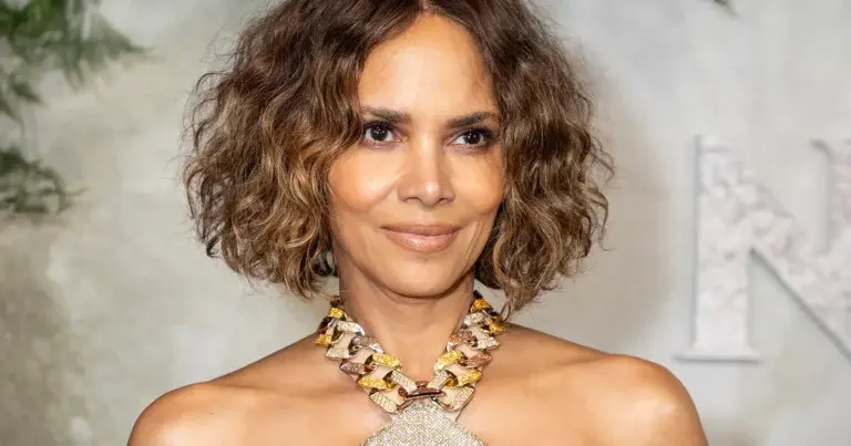 Halle Berry daagt Instagram uit met doorschijnende outfit: “Knapste vrouw!” (foto’s)
