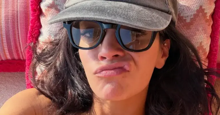 Zangeres Lily Allen poseert halfnaakt: “Zo knap!” (foto’s)