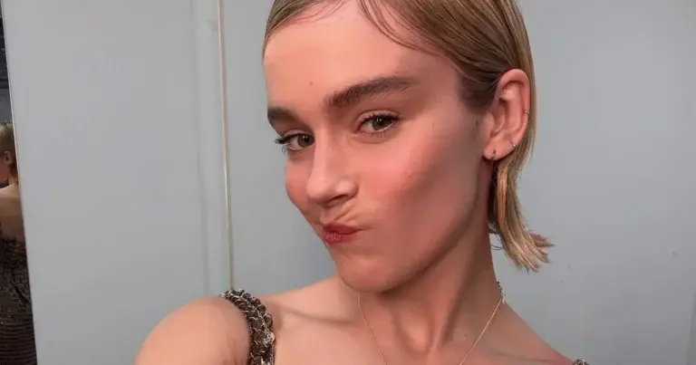 Pommelien Thijs verovert rode loper in opmerkelijke jurk: “Waanzin!” (foto’s)