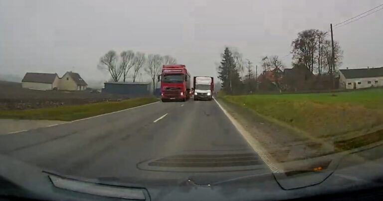 LEVENSGEVAARLIJK: bestelwagen haalt vrachtwagen in op slechtst mogelijke moment (video)