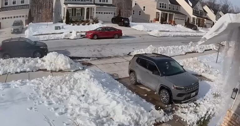 Pak sneeuw glijdt van dak en dreigt op auto te storten, maar dan… (video)
