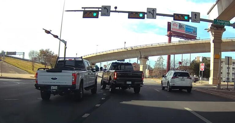 Ford-bestuurder wijkt af van zijn rijstrook en betaalt daar een dure prijs voor (video)