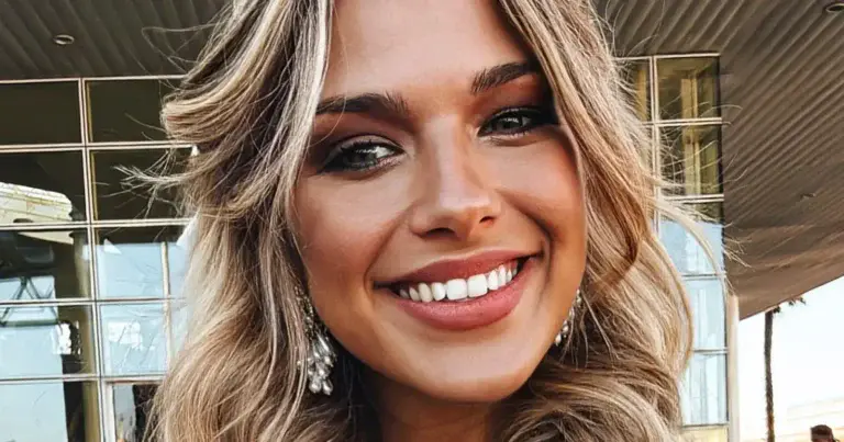 Hoogzwangere Amy Courtens toont bolle buik in doorschijnende outfit: “Wauw!” (foto)