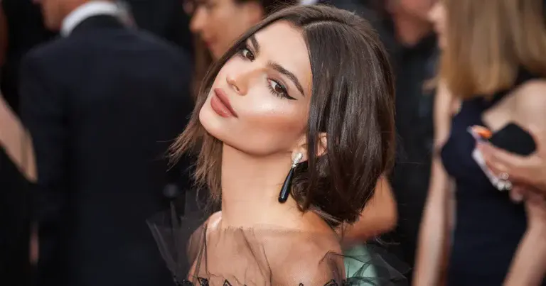 Emily Ratajkowski geniet in knalrood badpak: “De mooiste!” (foto’s)