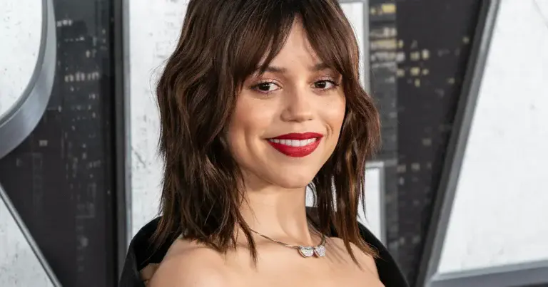 ‘Wednesday’-actrice Jenna Ortega poseert in sensuele jurk: “De mooiste!” (foto’s)