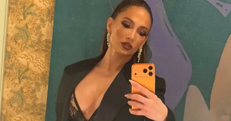 Jennifer Lopez straalt in stijlvolle outfit: “Geweldig!” (foto’s)
