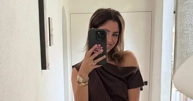 ‘Thuis’-actrice Kim Van Oncen verbaast fans met mooie outfit: “Eindeloze benen!” (foto’s)