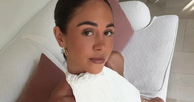 Sarah Puttemans poseert in stijlvolle outfits: “Wauw, schoonheid!” (foto’s)