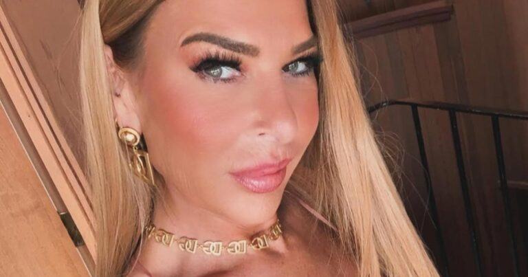 Annelies Schetters poseert in opvallende minijurk: “Prachtige dame!” (foto’s)