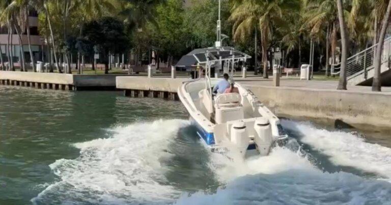 Koppel verliest controle over speedboot en botst tegen de kade (video)