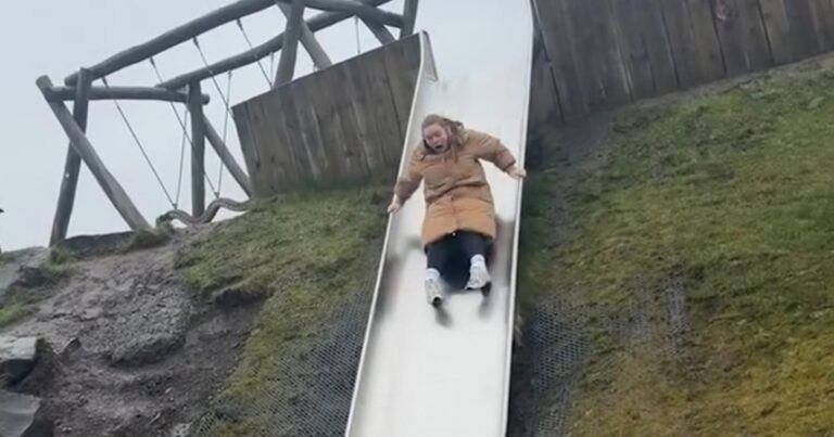 Vrouw onderschat snelheid van glijbaan… en dat loopt fout af! (video)