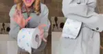 Ophef over luxe handtas in de vorm van een… wc-rol: “Is dit een grap?!” (video)