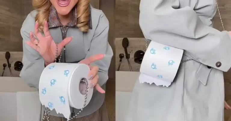 Ophef over luxe handtas in de vorm van een… wc-rol: “Is dit een grap?!” (video)