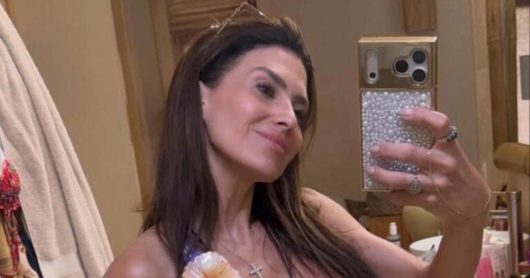 Vrouw van acteur Alec Baldwin straalt in bikini: “Zo’n mooie mama!” (foto’s)