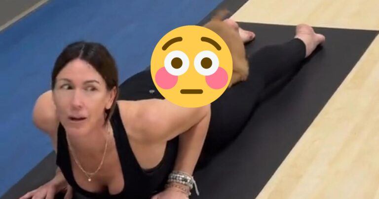 Vrouw doet aan yoga, maar puppy snuffelt waar hij écht niet mag (video)