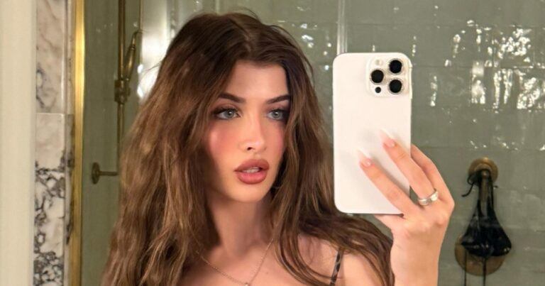 Dochter van Charlie Sheen straalt in bikini: “Adembenemend mooi!” (foto’s)