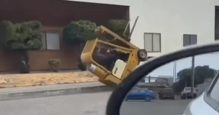 WOOPS: Vorkheftruckje verplaatsen gaat stevig fout! (fails)