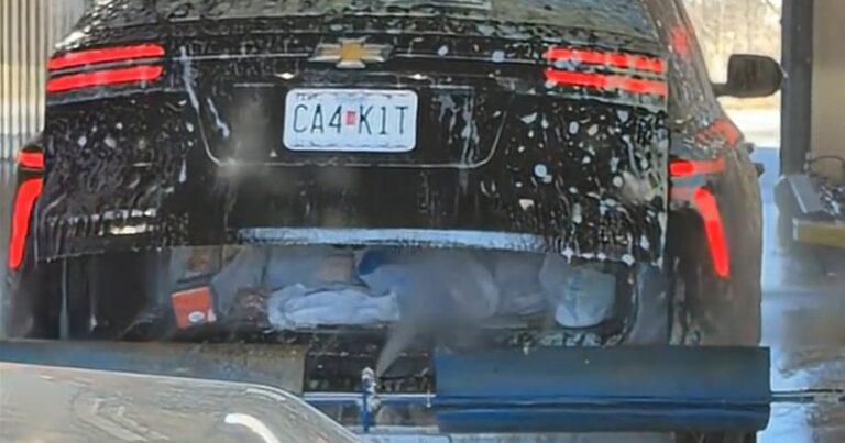 OH NEE! Koffer springt open tijdens carwash (video)