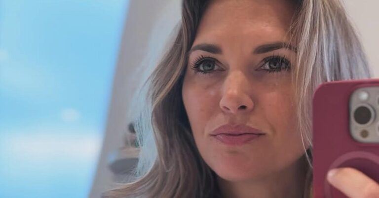Sporza-commentator Ine Beyen pakt uit met zomerse look: “Rood staat je altijd goed!” (foto’s)