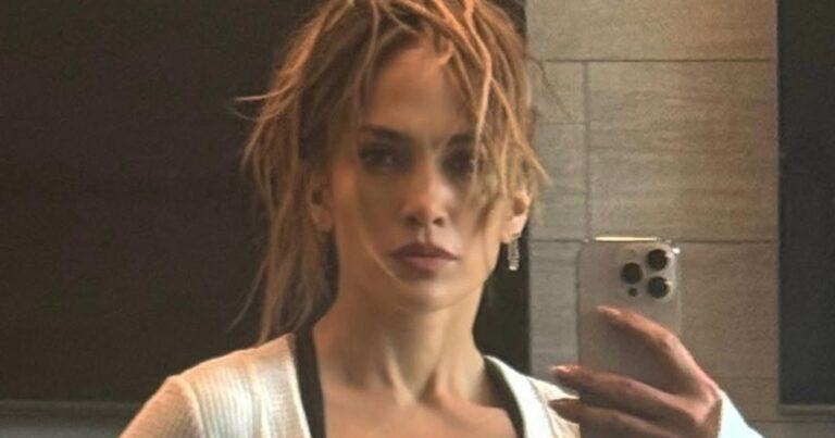 Jennifer Lopez showt haar strakke buikspieren: “Pure discipline” (foto’s)