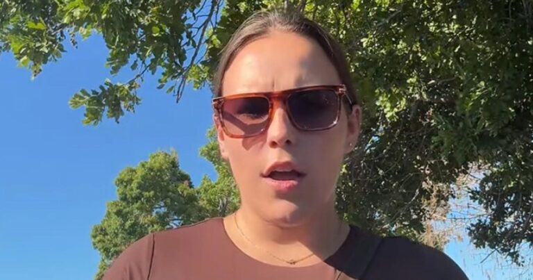 Vrouw aangesproken op outfit door oudere dame: “Zo zou ik nooit buitenkomen!” (video)