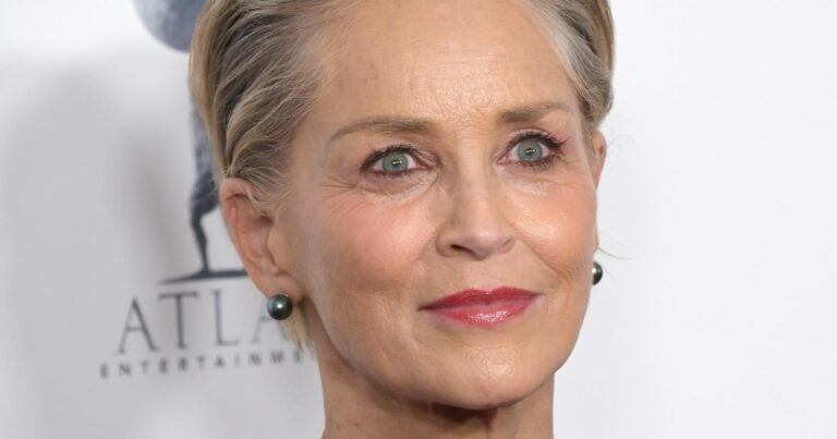 Sharon Stone maakt indruk in zwart topje: “Zo iconisch!” (foto)