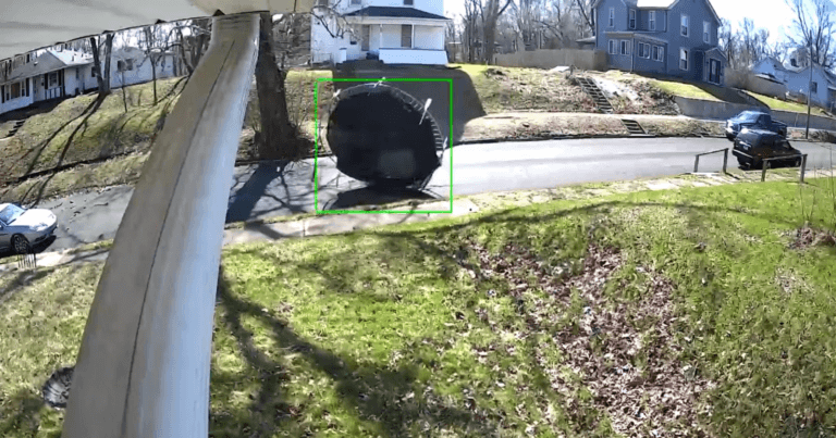 Stevige wind neemt trampoline mee. Geparkeerde auto ziet de bui al hangen… (video)