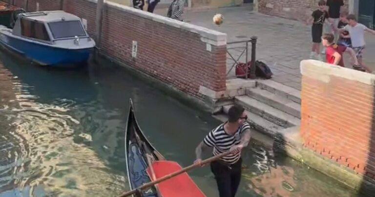 Gondelier redt bal op spectaculaire wijze uit kanaal (video)