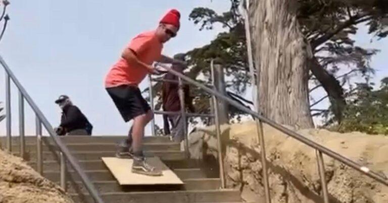 Kerel gaat met houten plank van trap, maar krijgt daar al snel spijt van (video)