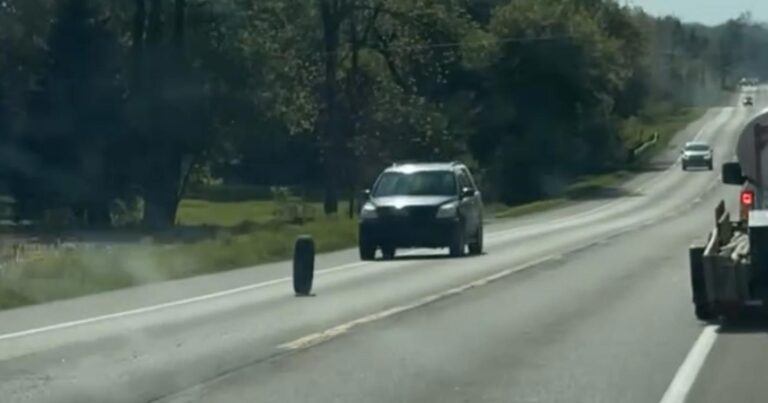 Losgekomen band knalt tegen auto. De schade? ENORM! (video)