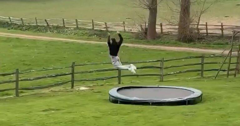 Kerel springt keihard op trampoline, maar niemand weet wat zijn plan was… (video)