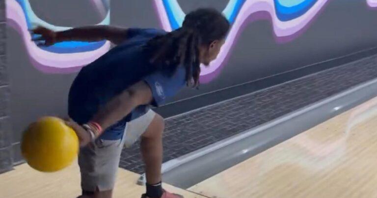 Kerel gooit bowlingbal zo slecht dat bowlingbaan beschadigd raakt (video)