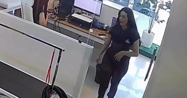 Dame denkt dat glazen deur openstaat, maar helaas… (video)