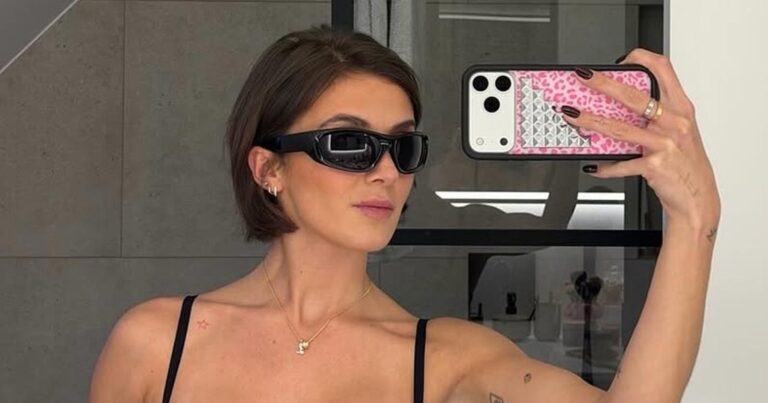 Jamie-Lee Six geniet in bikini van vakantie: “Je lijkt wel een Bondgirl!” (foto’s)