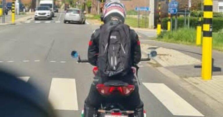 Motorrijder trekt aandacht met opvallende nummerplaat: “Straf dat ze dit toelaten!” (foto)