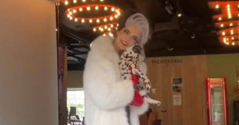 Herken jij deze bekende actrice en zangeres?: “Wauw, wat leuk!” (foto)