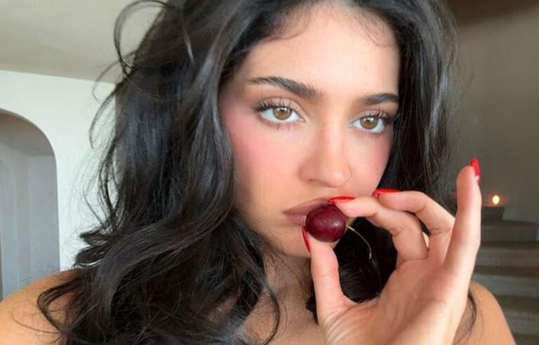 Kylie Jenner deelt haar zomerse genietmomenten terwijl ze rookt, drinkt en poseert in een piepkleine bikini op nieuwe foto’s