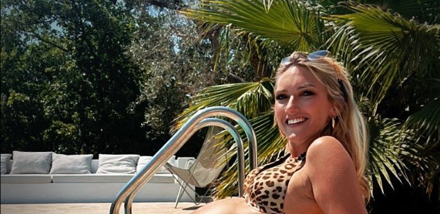 Charlotte Van Looy toont haar groeiende babybuik in zomerse bikinifoto’s