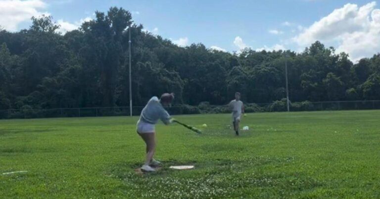 Vrouw raakt honkbal keihard, en dat heeft haar vriend geweten… (video)