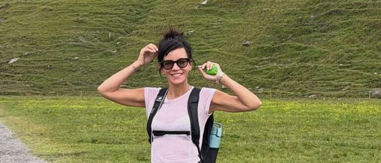 Lily Allen poseert in een zijden bh-top terwijl ze een sigaret rookt tijdens haar Europese reisavonturen (foto’s)