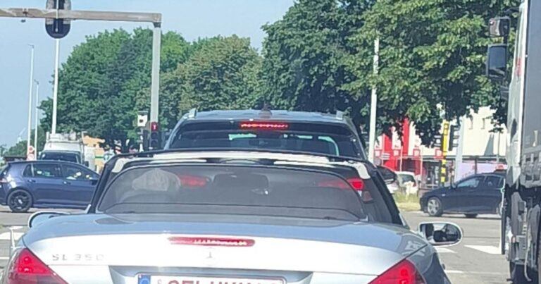 Nummerplaat van Mercedes doet wenkbrauwen fronsen: “Net gescheiden?” (foto)