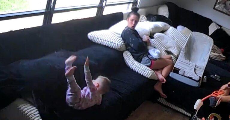 Moeder redt vallend kind met katachtige reflexen (video)